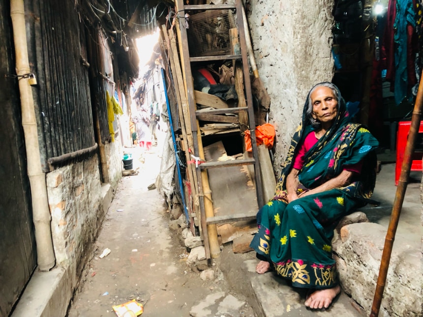 The Kalyanpur slum stretching along the roadside in Dhaka